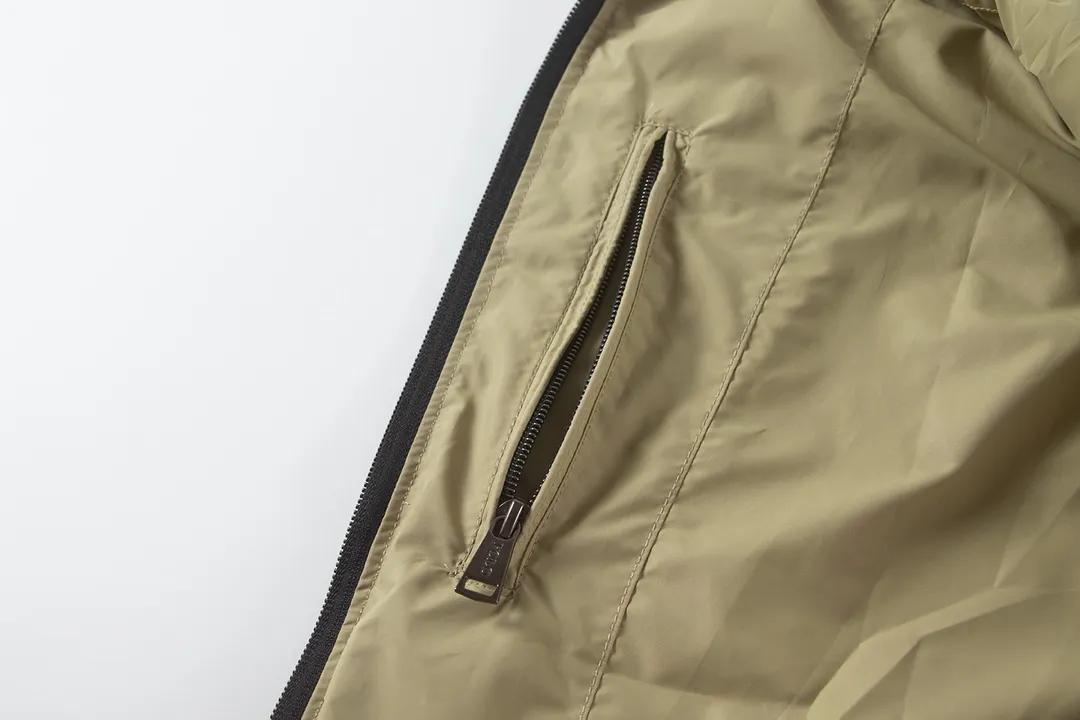 P316 Color: black/light card/off-white Size: S M L Customized two-color webbing strip on the back collar, with zippered side pockets inside ✅ - POLO brand zipper, genuine leather zipper piece, dark and light two-color buttons ✅ - RL25SS new jacket fabric is made of lightweight polyester fiber, windproof and waterproof, lighter, suitable for travel or daily outdoor sports, simple line design and wide and neat tailoring, unisex style for both men and women, good for commuting, classic and durable